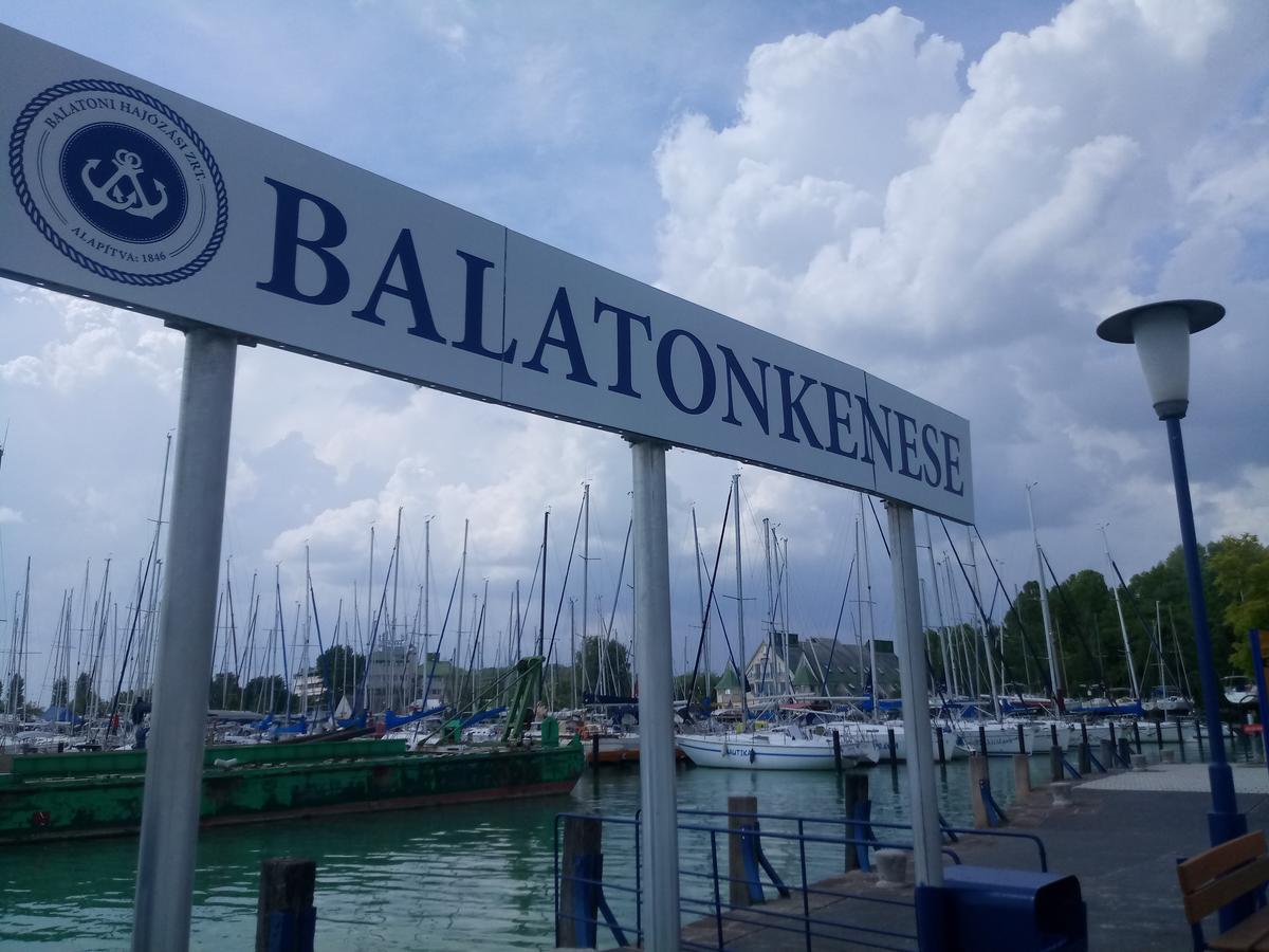 Sorompo Vendeghaz Hotel Balatonkenese Eksteriør billede