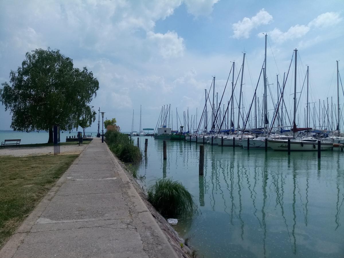Sorompo Vendeghaz Hotel Balatonkenese Eksteriør billede